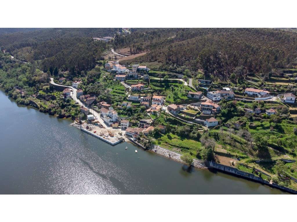 Terreno com 18414m² para construção pavilhões industriais junto à A...-26