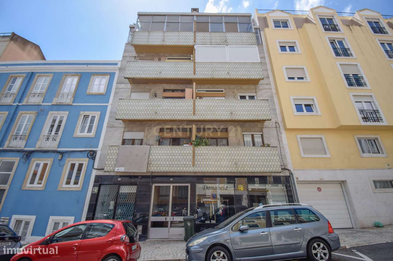 Apartamento T2 em zona central, inserido em prédio com 2 elevadores e-15