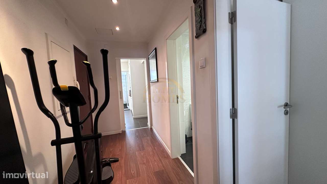 Apartamento T2 Moderno e Remodelado no Centro de Odivelas.-12