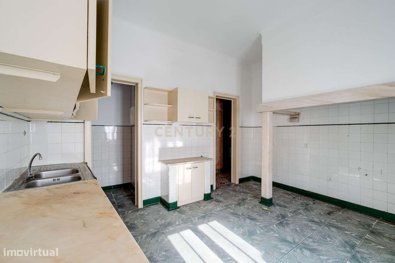 "Exclusiva Moradia Senhorial no Coração Histórico de Évora."-15