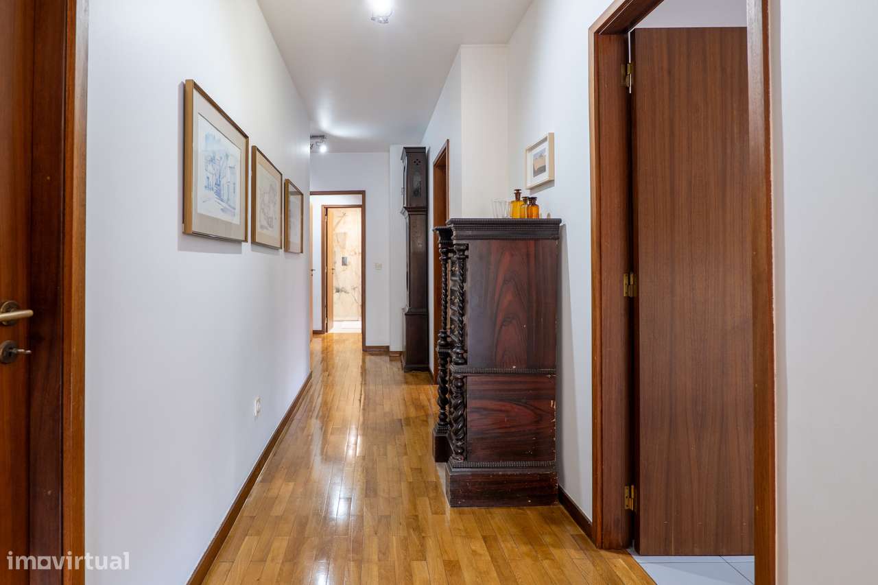 Apartamento T5 Com Excelentes Áreas em Matosinhos-8