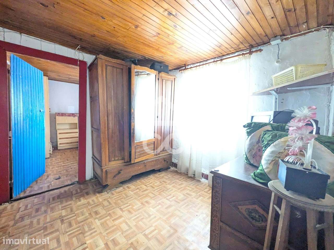 Oportunidade Única: Moradia para Restauro com Grande Potencial-43