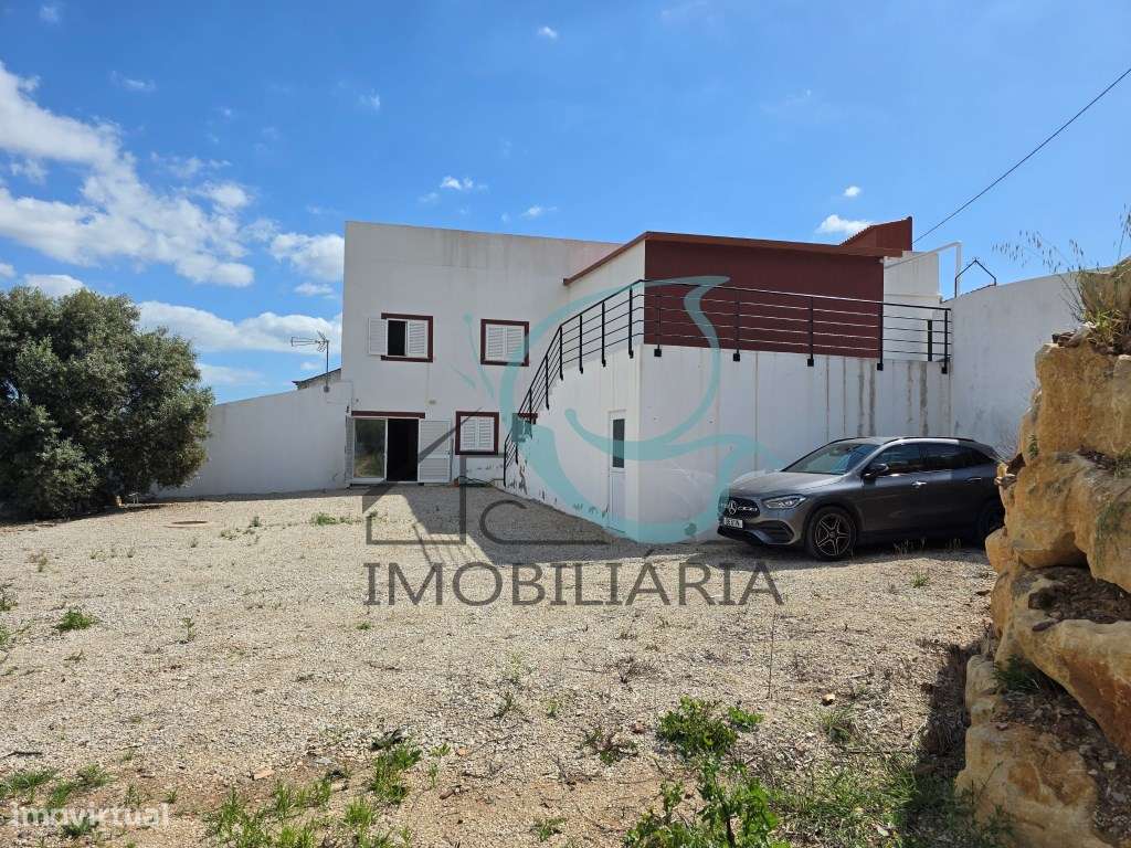 EXCLUSIVO - Excelente moradia de 2 pisos, com licença AL-2