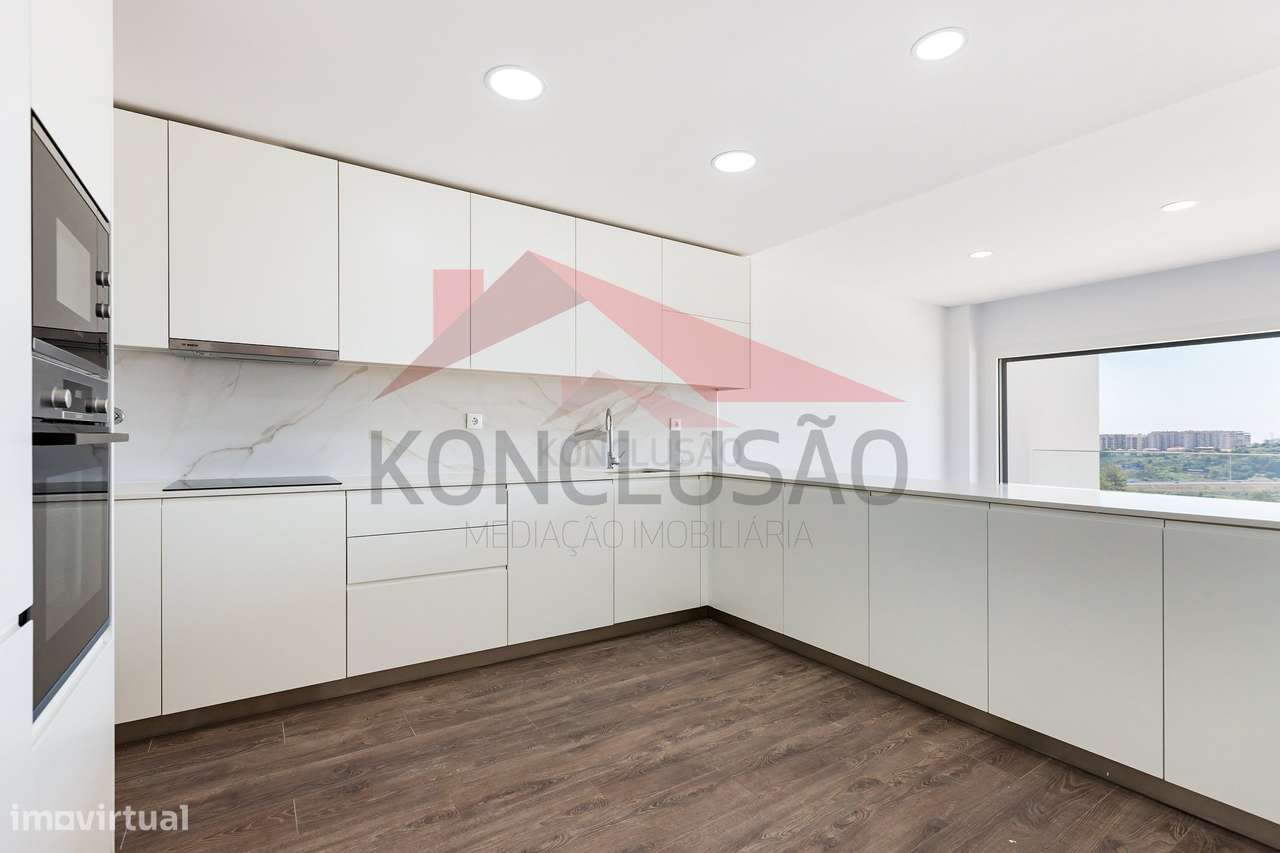 *Moradia T5 em Banda com Vista Panorâmica em Localização Privilegiada* - Grande imagem: 2/38