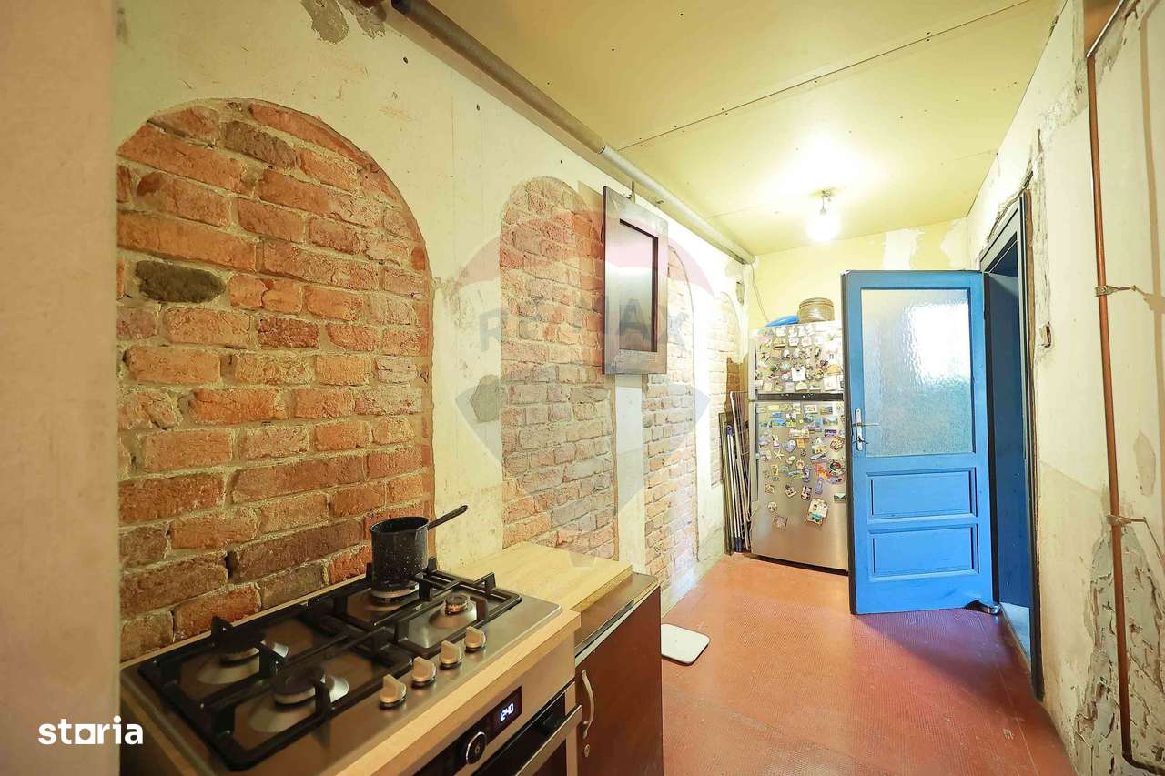 Casă Evreiască de Vânzare, Singur în Curte în zona Ultracentral-9