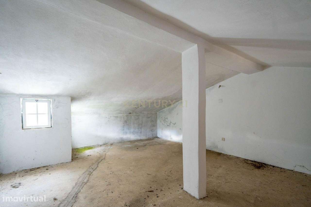 Moradia de dois pisos de tipologia T4 com terreno-21