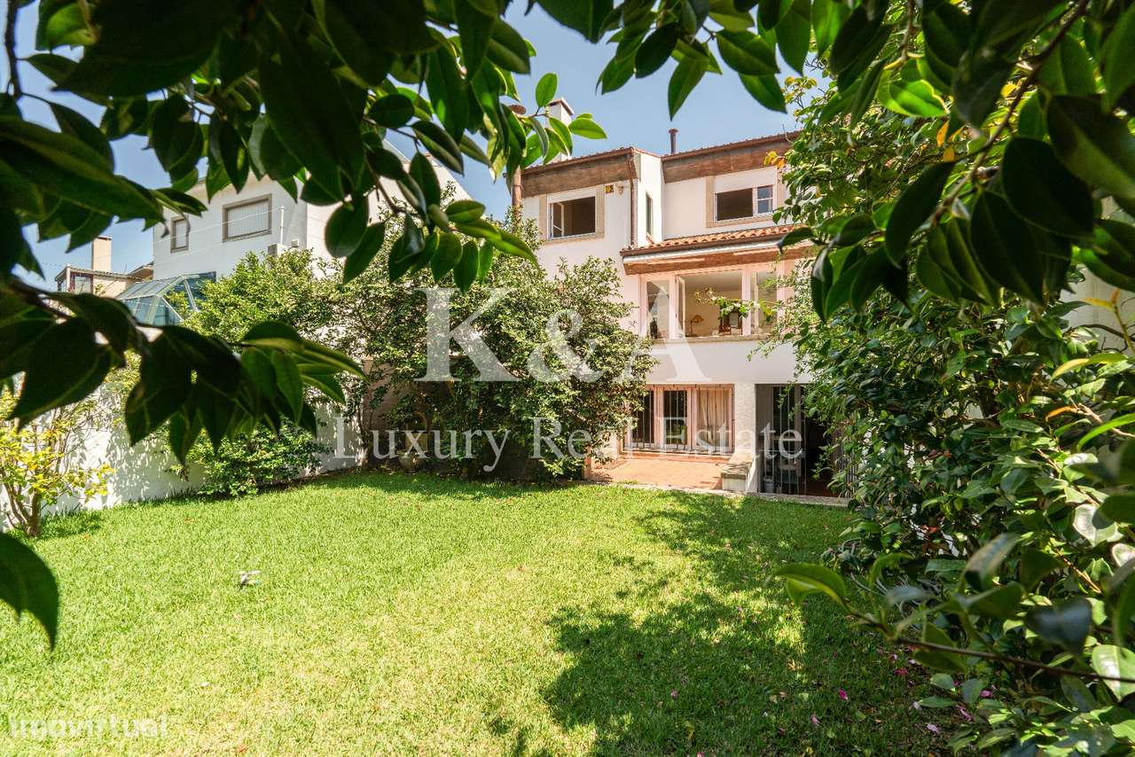 Moradia T4 com jardim numa zona residencial tranquila, em Aldoar. - Grande imagem: 2/22