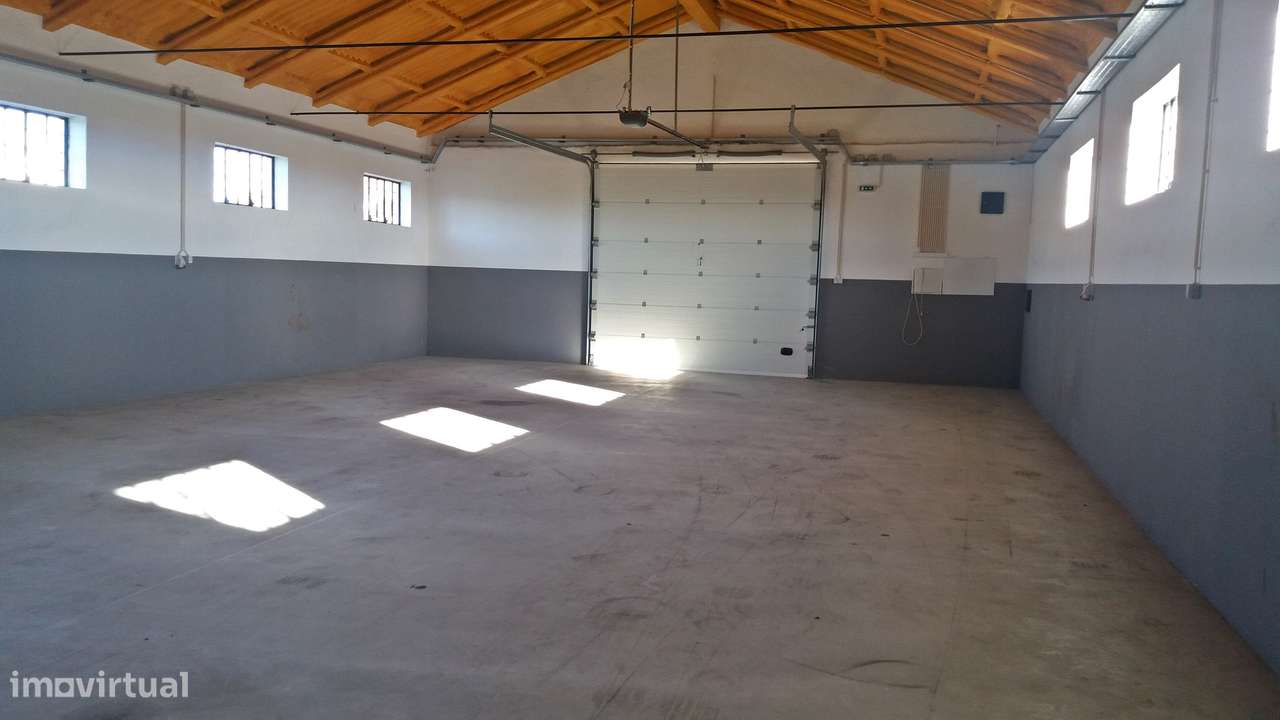 Magnífica propriedade constituída por moradia bi-familiar e armazém.-7