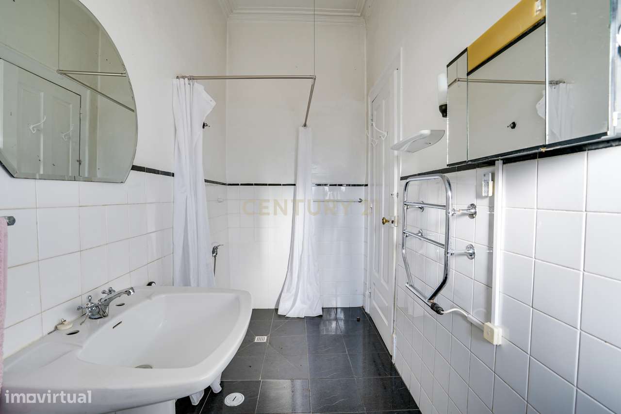 Moradia independente T6, situada no coração da linha de Cascais, junto-29