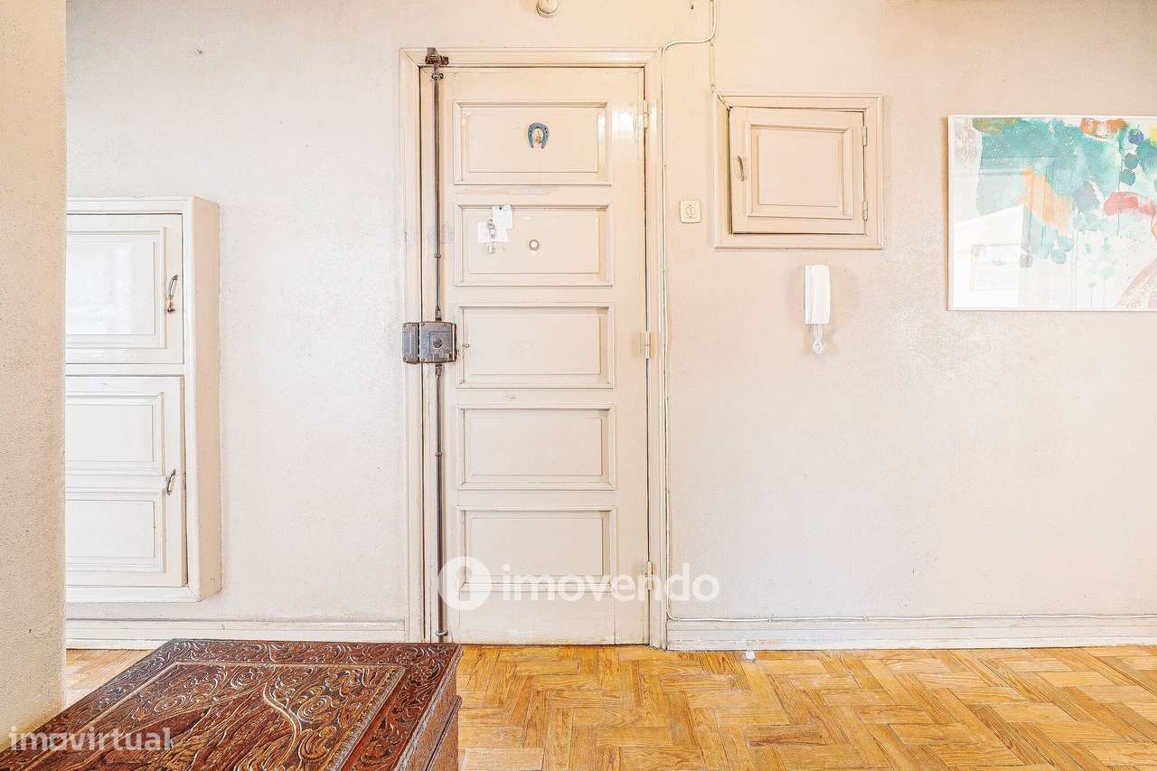 Apartamento T2 com duas varandas, na Graça, em Lisboa-33
