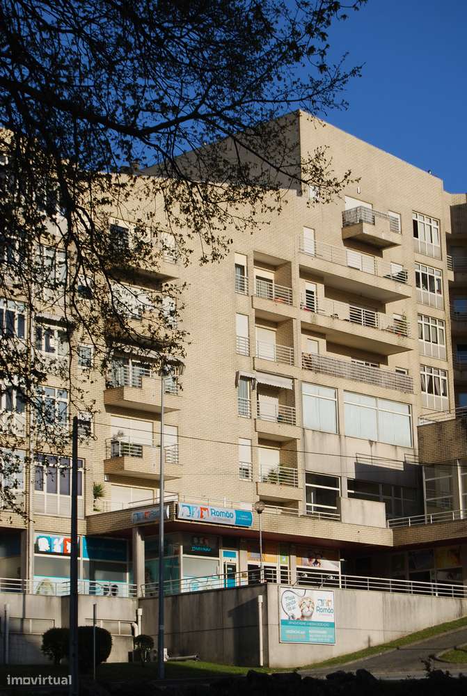 Vende-se Garagem Fechada e Arrumo - Famalicão-1