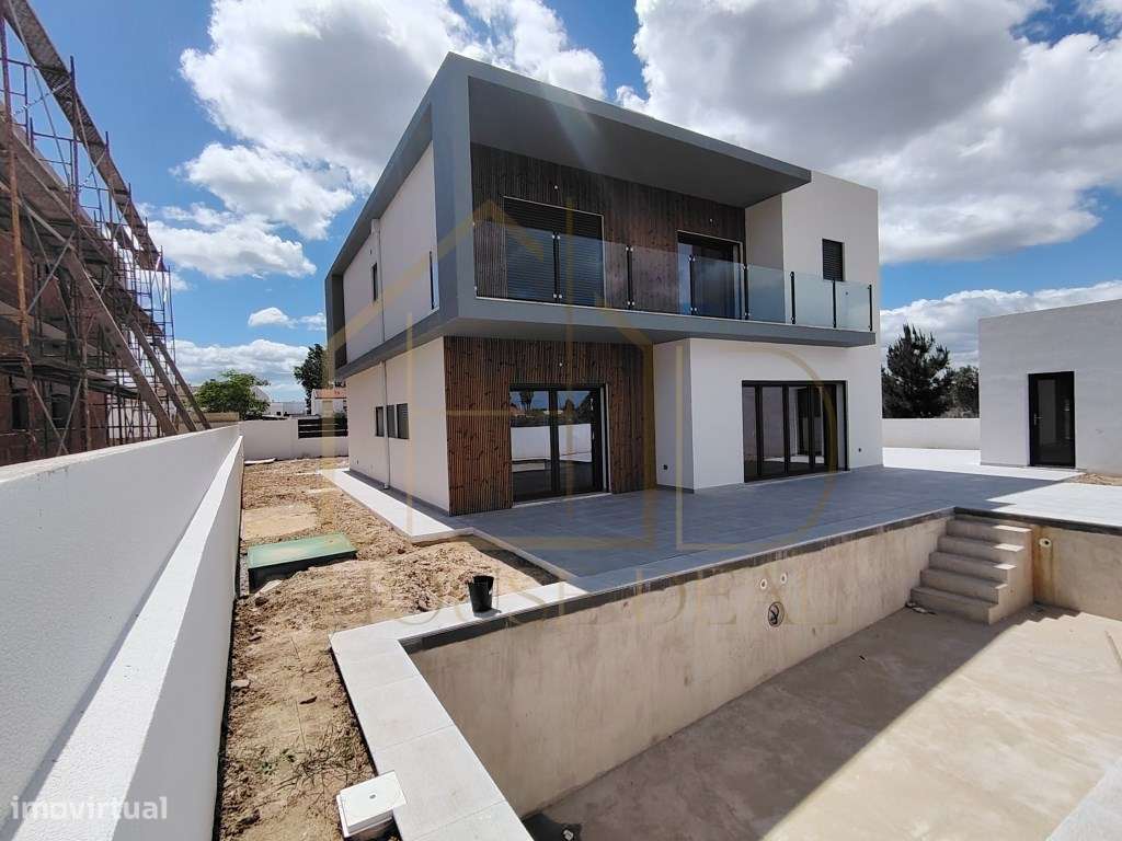 Magnífica Moradia T4 com Garagem e Piscina. Vendas de Azeitão-0