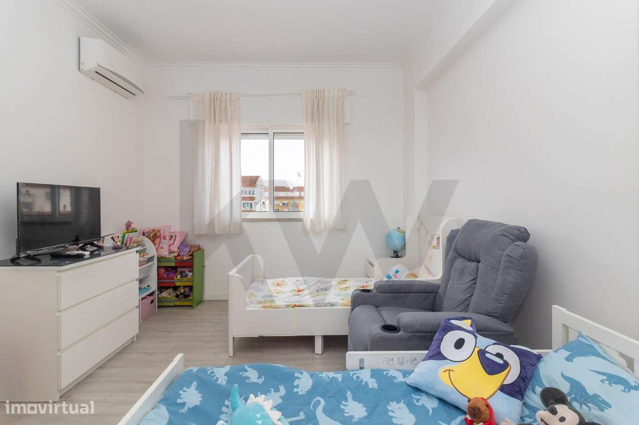 Apartamento T4 Duplex na Amora-38