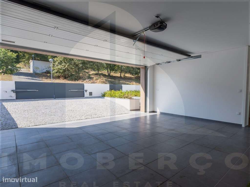 Moradia T3 de Luxo em Creixomil - Como Nova-32