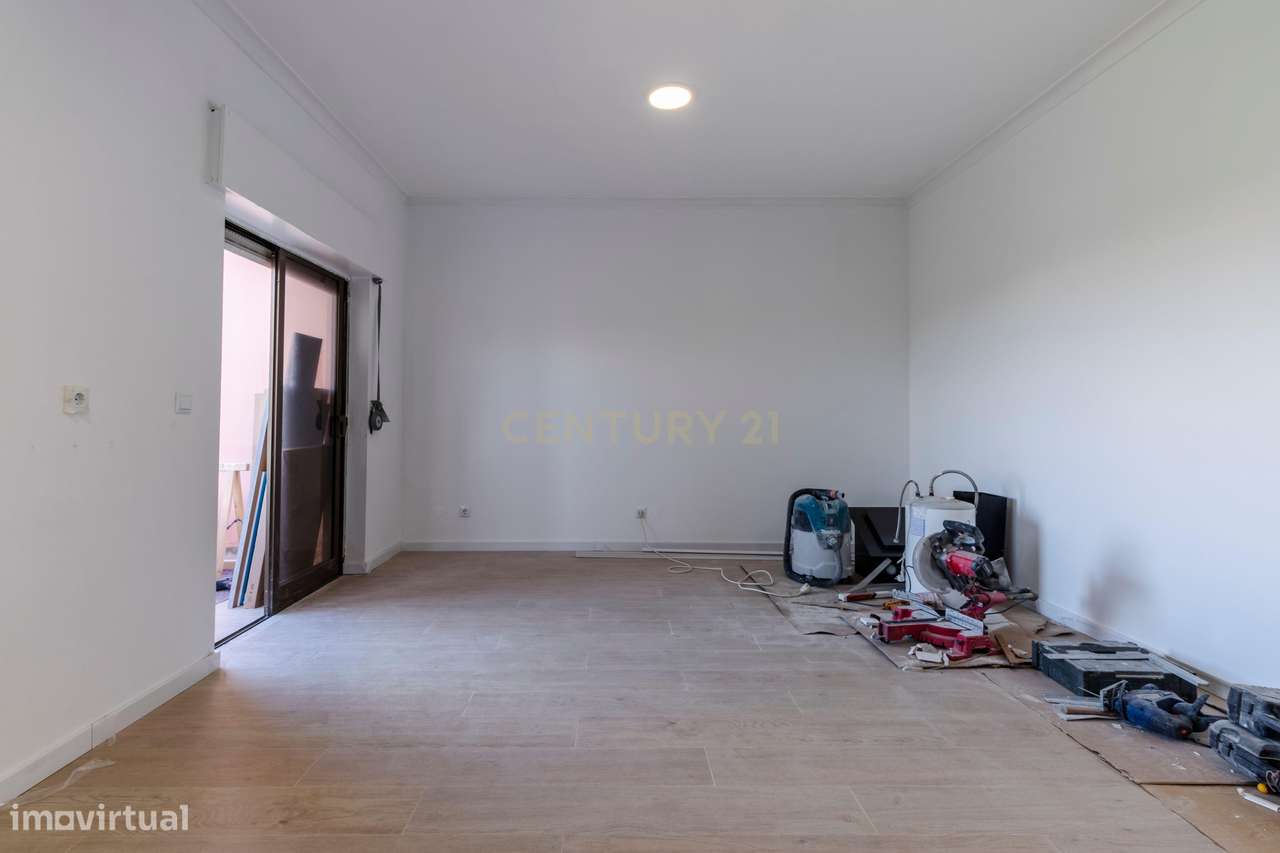 Apartamento T1 totalmente remodelado com 2 varandas,  Prédio com eleva-20