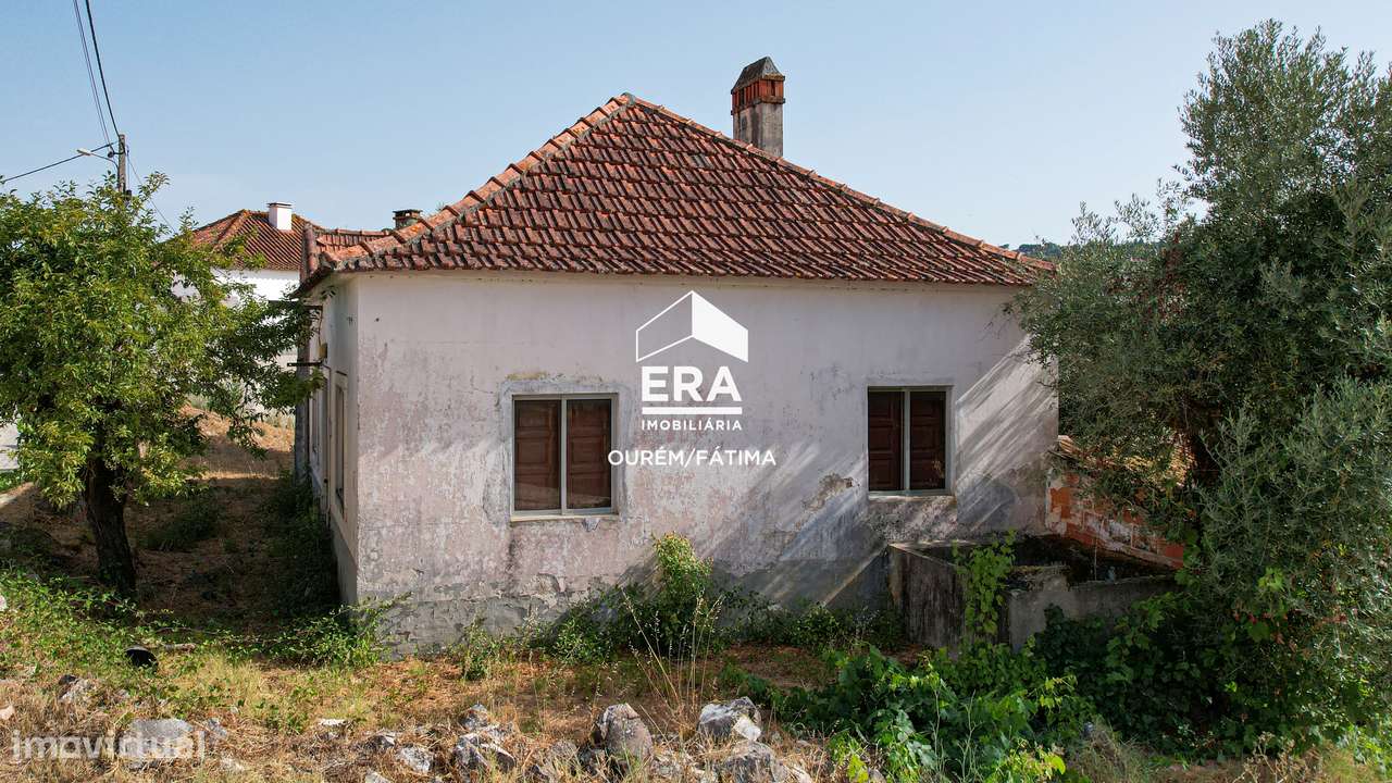 Moradia T3 para restauro com vários anexos - Grande imagem: 4/16