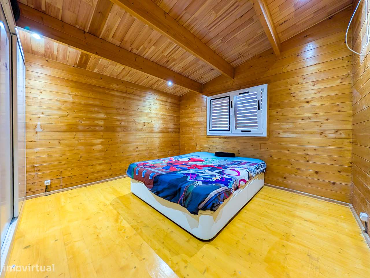 Terreno de 300 m² com moradia T4 em madeira – Charneca de Caparica-9