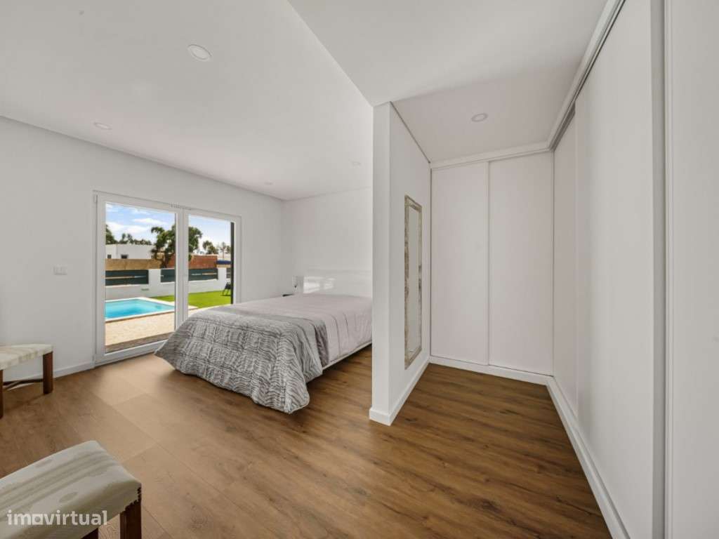 Moradia T3 Isolada com Piscina-13