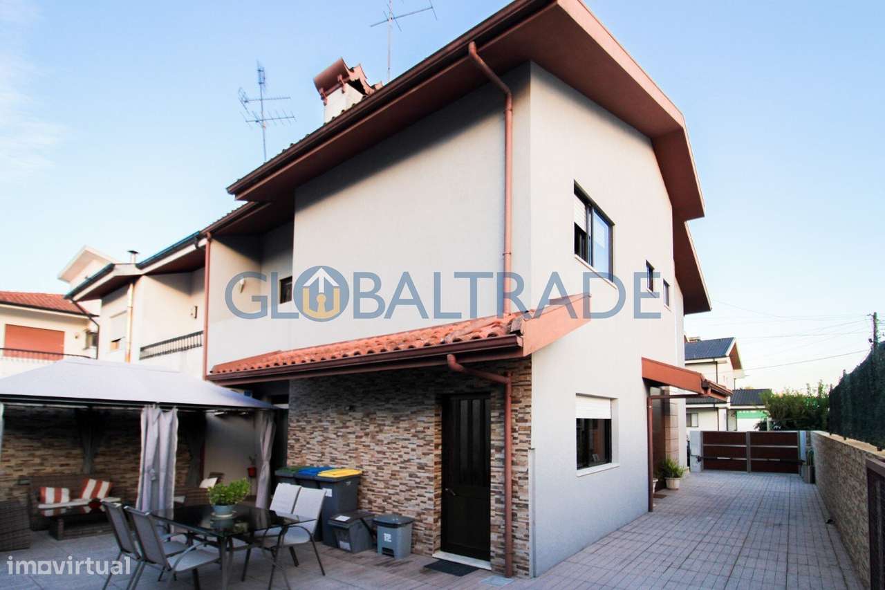 Moradia T4 com terraço e jardim em Alfena-0