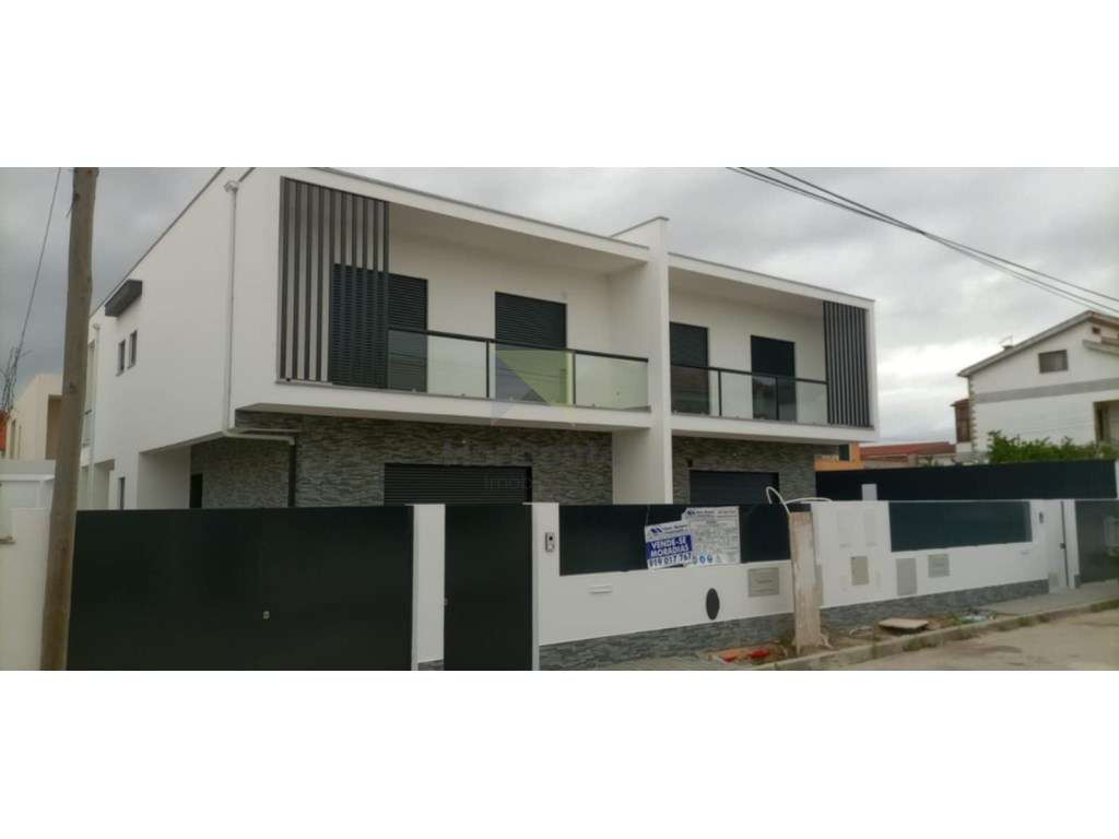 Moradia Geminada T3 + 1 - Fernão Ferro-9