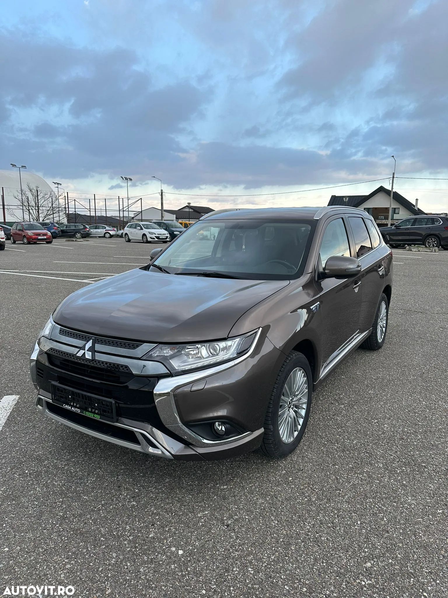 Mitsubishi Outlander PHEV 2.4 L 4X4 Instyle - 1