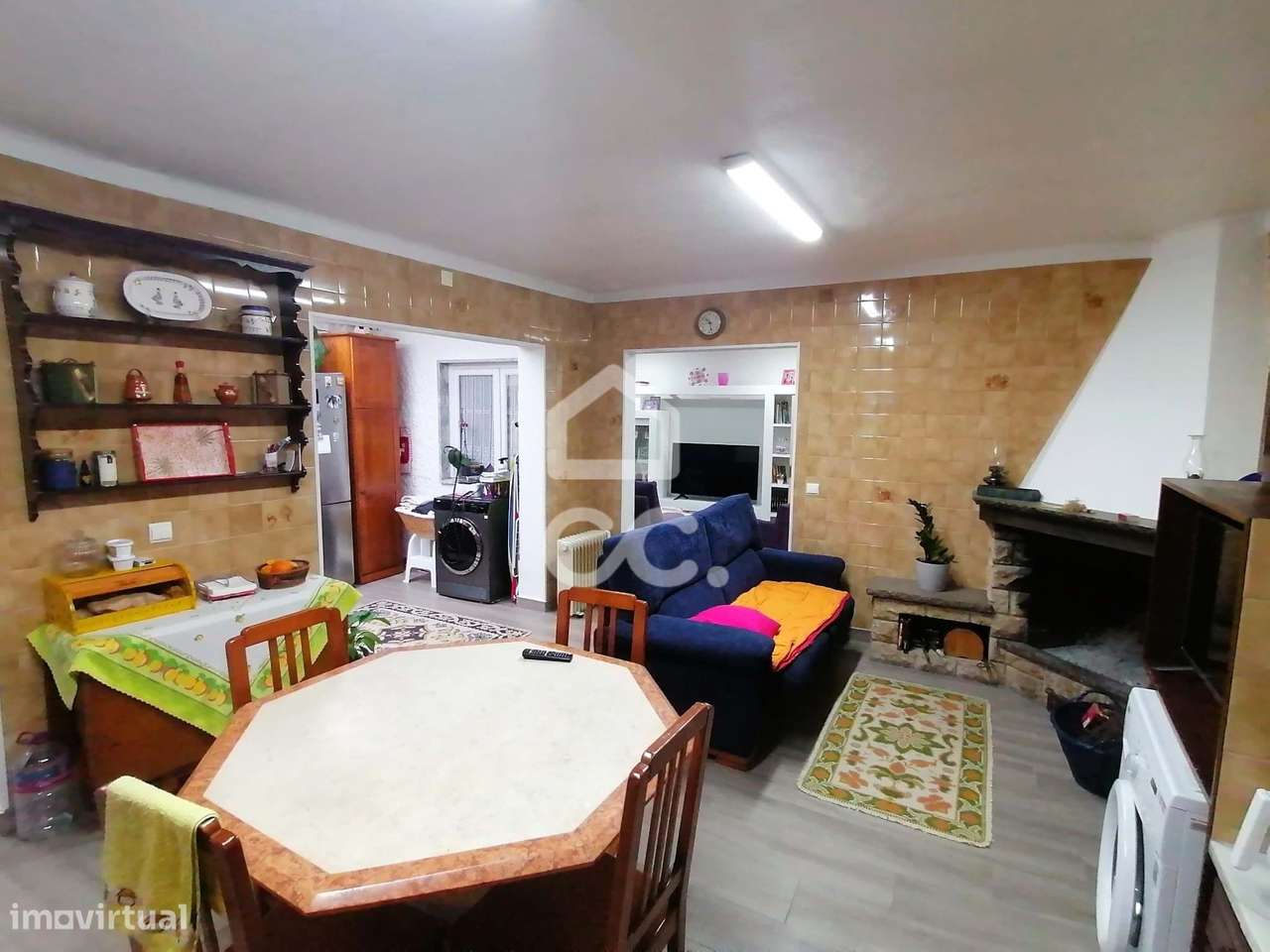 Prédio com Espaço Comercial e Habitação T3+1-17