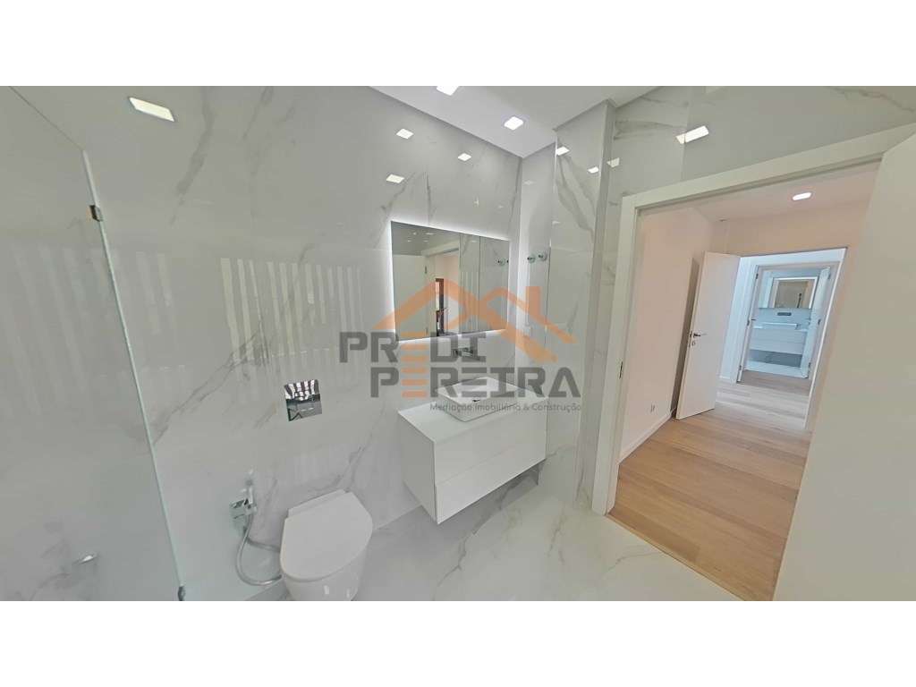 Moradia T4 em condomínio privado com piscina, no Fanqueiro em Loures-18