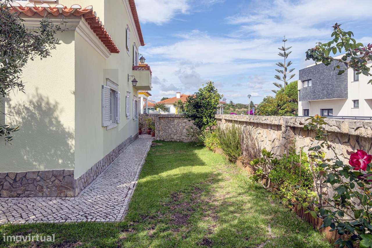 Moradia T4 Independente com Jardim – A 12 min a pé da Praia e 35 min d-8