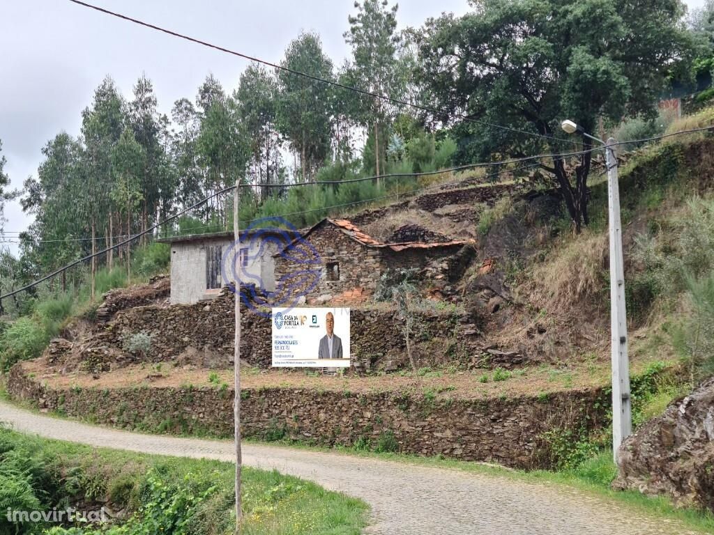 Moradia em ruinas no campo para reconstrução