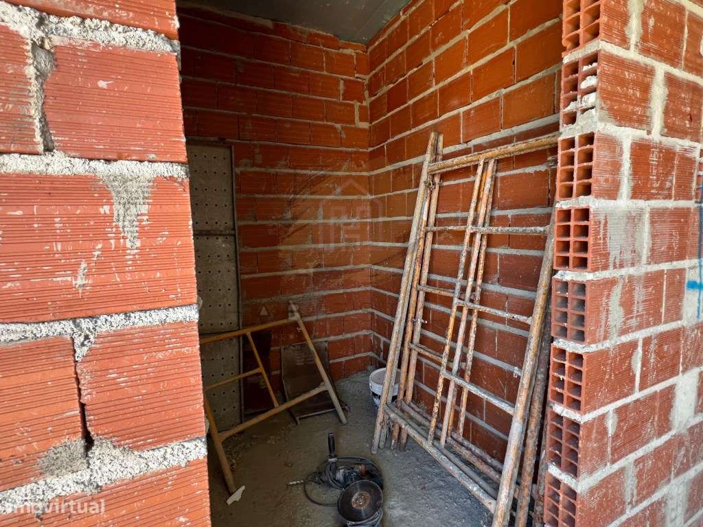 Moradia isolada em construção v3-10