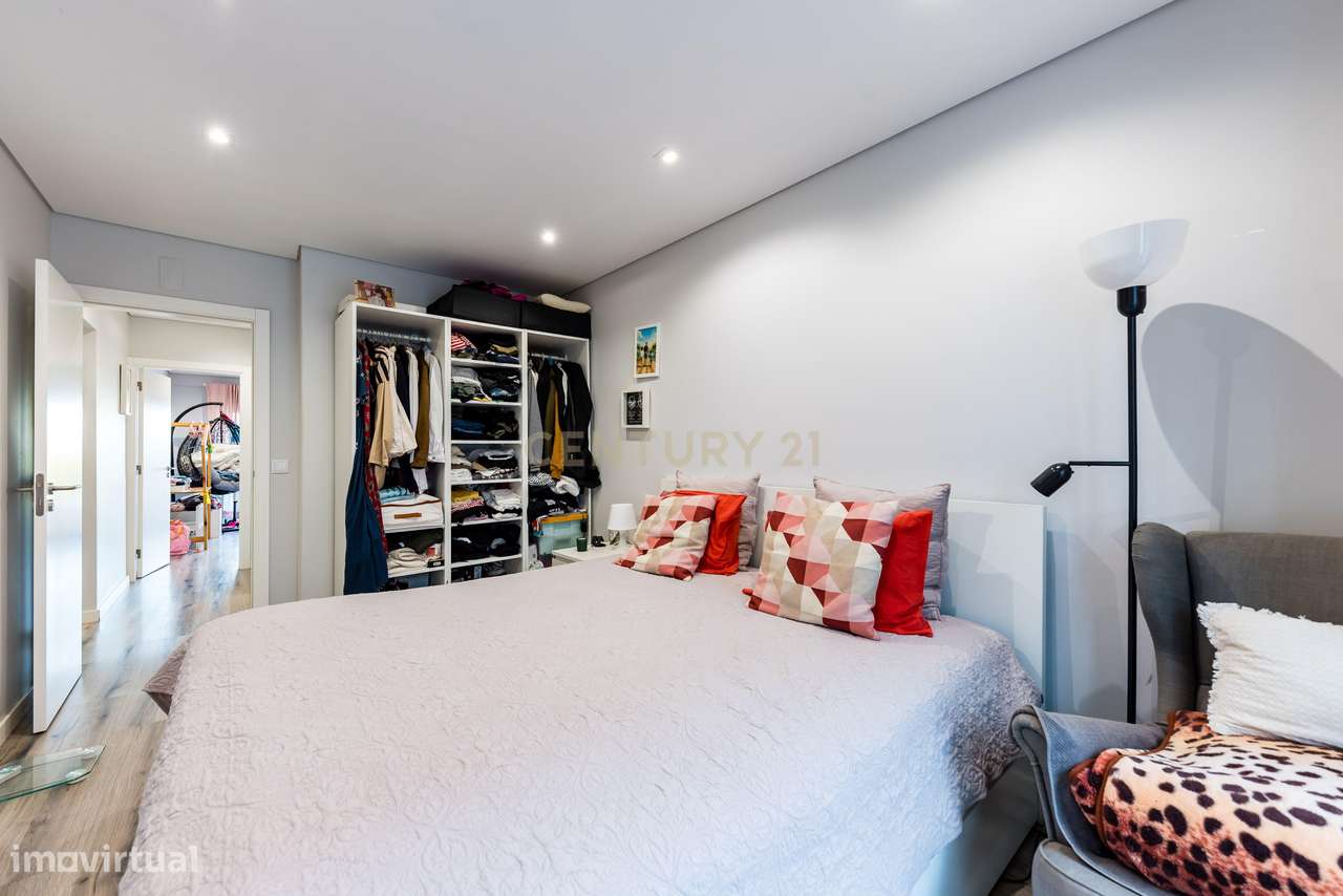 Apartamento T2 com Varanda em Encosta do Sol, Amadora-20