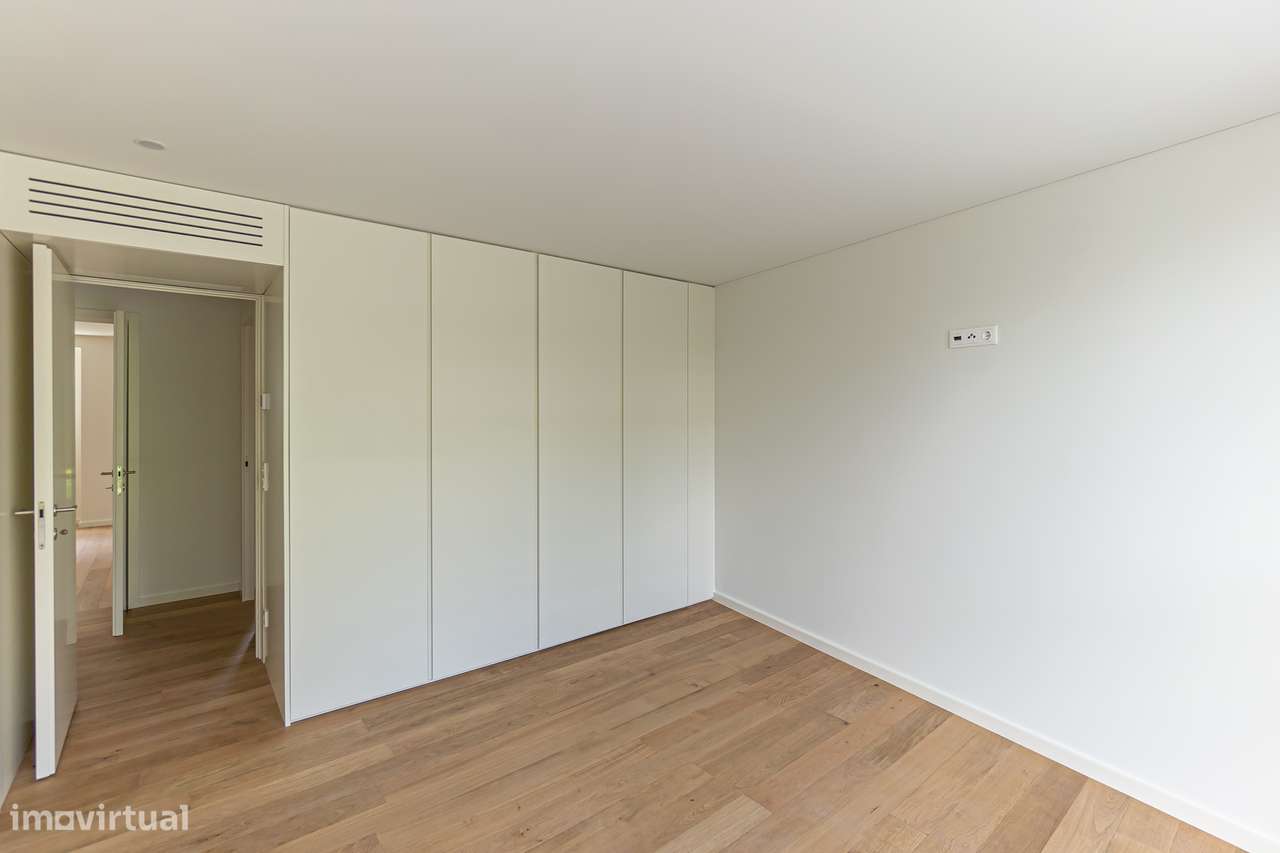 T3 Novo em Condomínio com Jardim, 3 Garagens, Permuta Possível-6