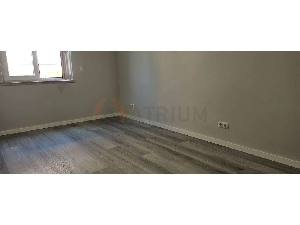 T2 Completamente remodelado em Corroios + Arrecadação.-12