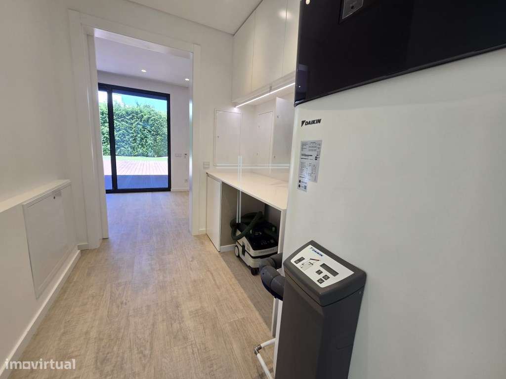 Moradia isolada T4, arquitetura contemporânea com garagem e piscina...-21