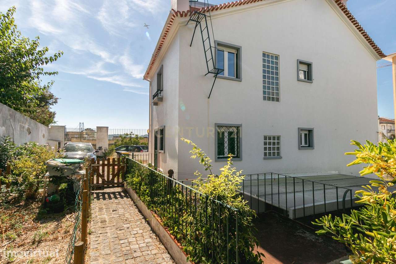 Terreno de 956m2 com duas moradias em Alcântara, Lisboa, uma T4 e T3-16