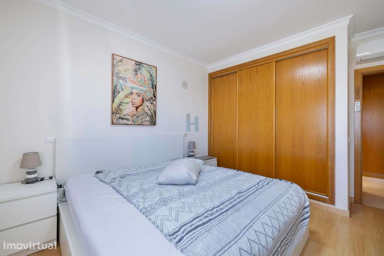Apartamento T2 com Terraço e Sótão em Portimão-13