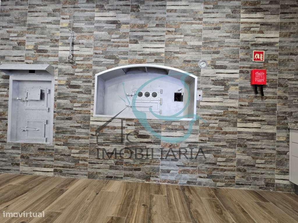 EXCLUSIVO - Excelente moradia de 2 pisos, com licença AL-15