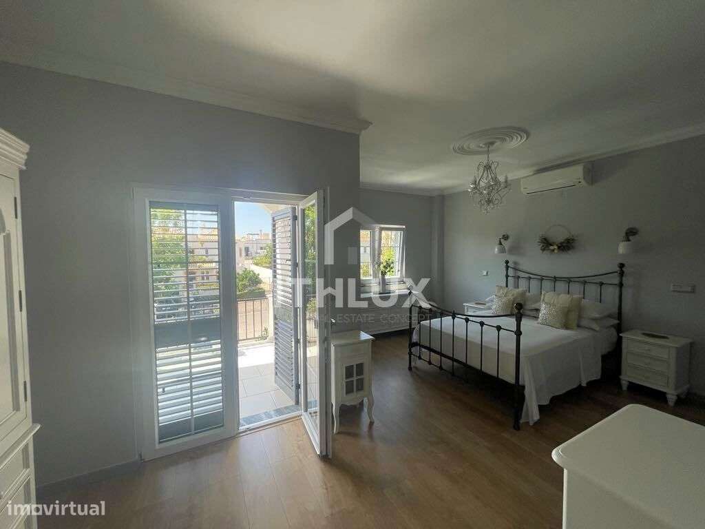 Villa de luxo impecavelmente apresentada com piscina e jardins em Tavi-26