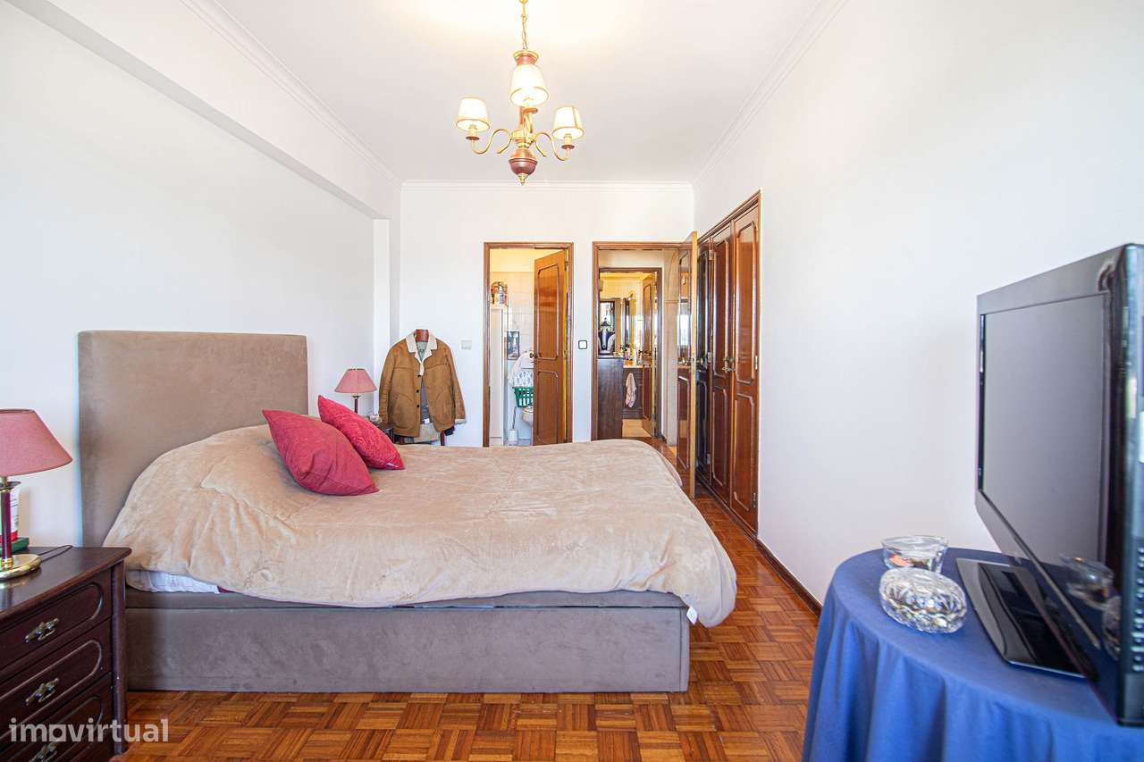 Apartamento T3 com garagem em Carnaxide-13