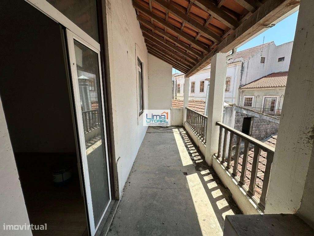 Prédio devoluto para habitação e comércio - Zona Histórica de Leiria-20