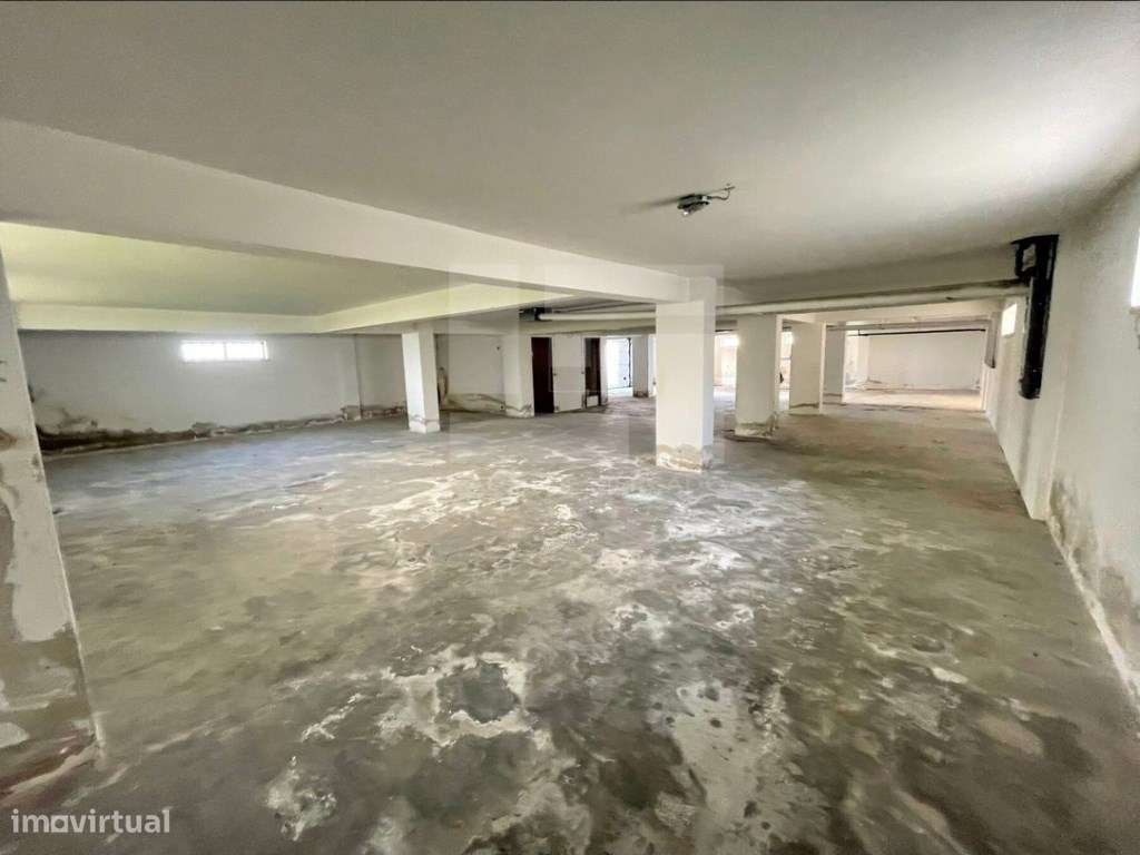 fração destinada a estacionamento coberto e fechado com uma área am... - Grande imagem: 5/7