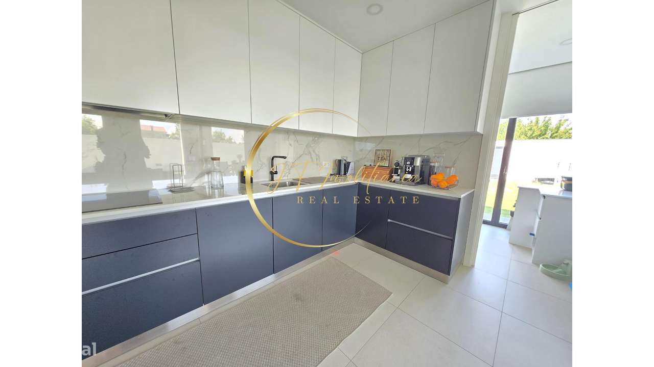 Moradia T4 de Luxo com Jardim-17