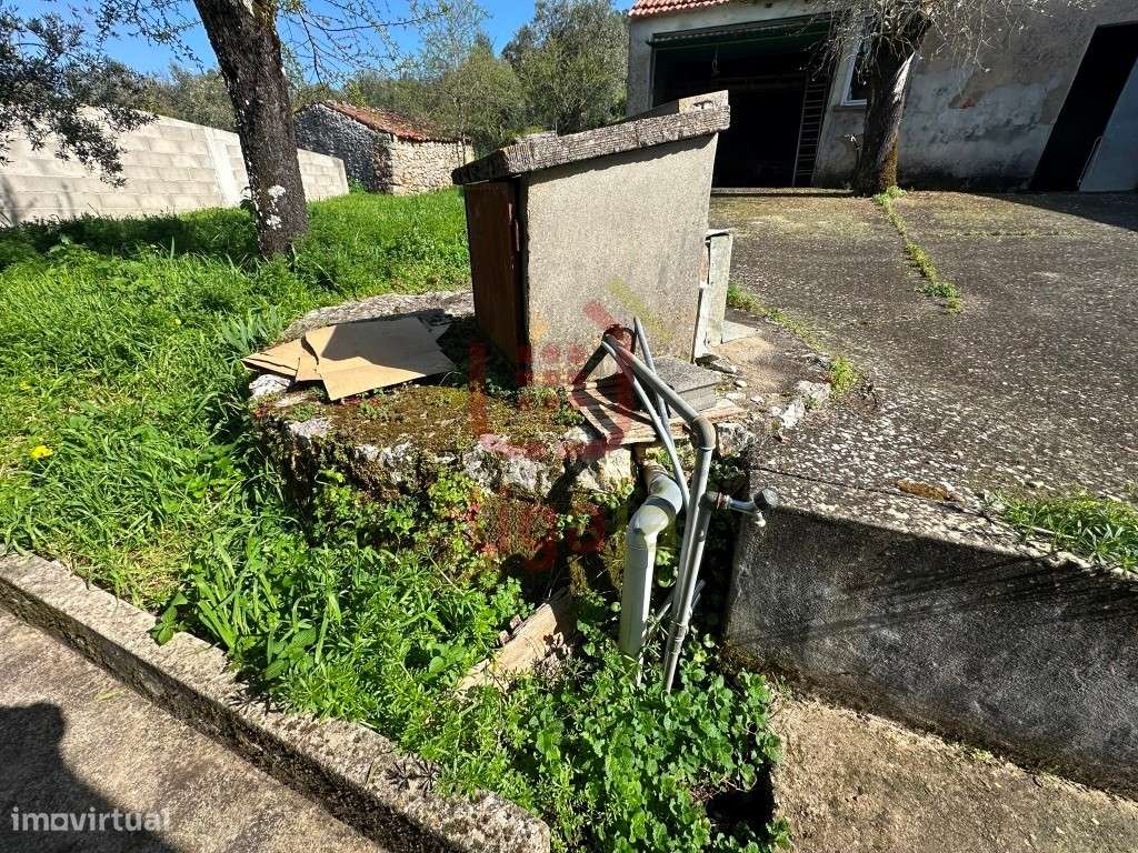 Moradia T2 com Terreno e Anexos - Ourém!-26