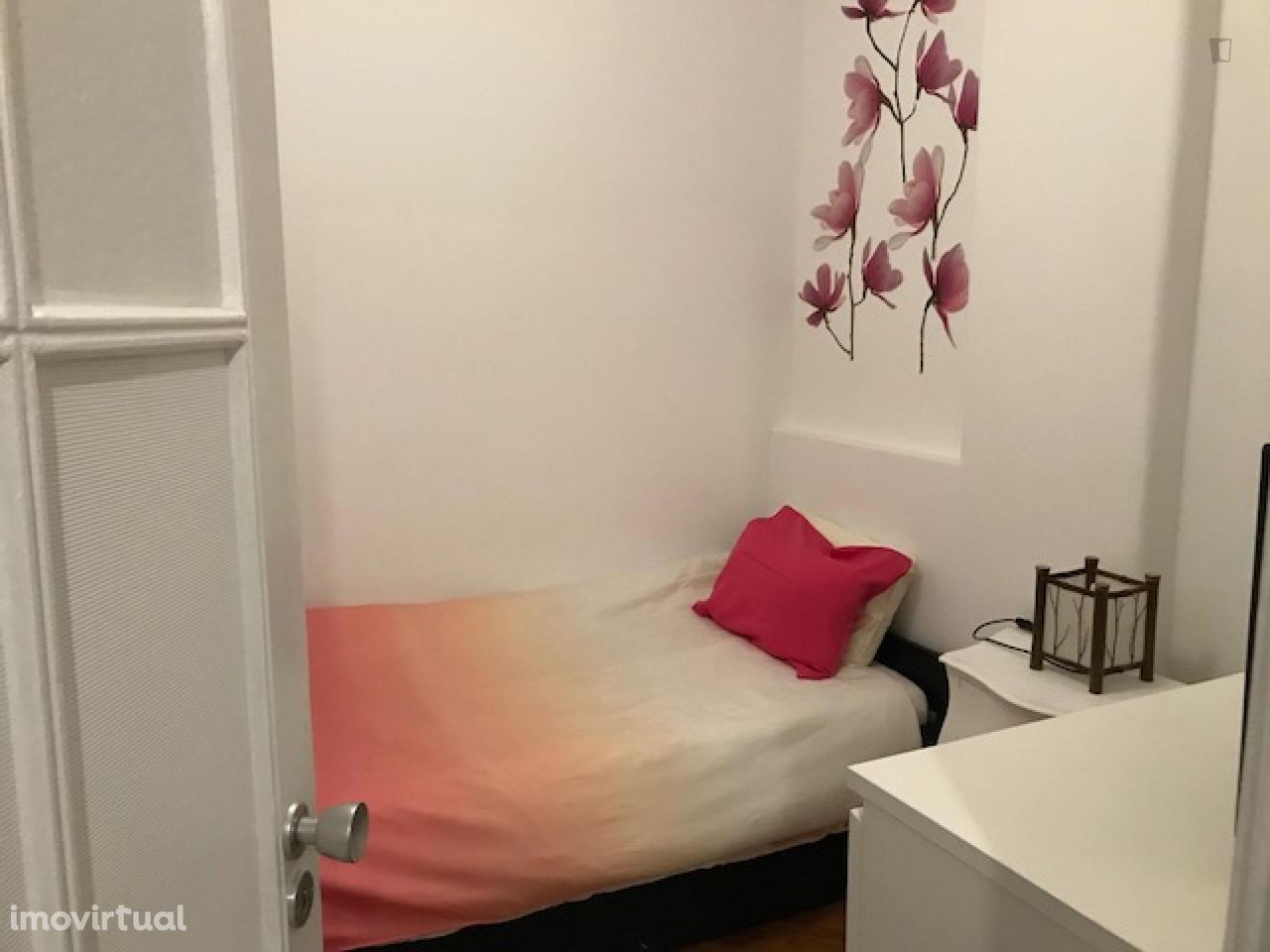 24453 - Quarto com cama de solteiro em apartamento com 5 quartos