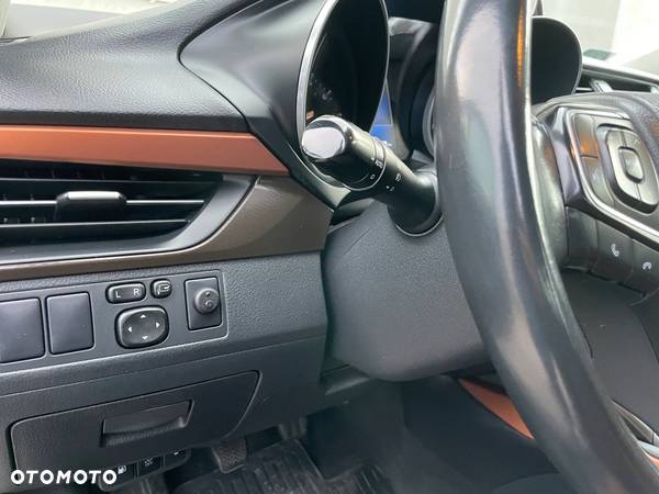 Toyota Avensis 1.8 Premium - 11