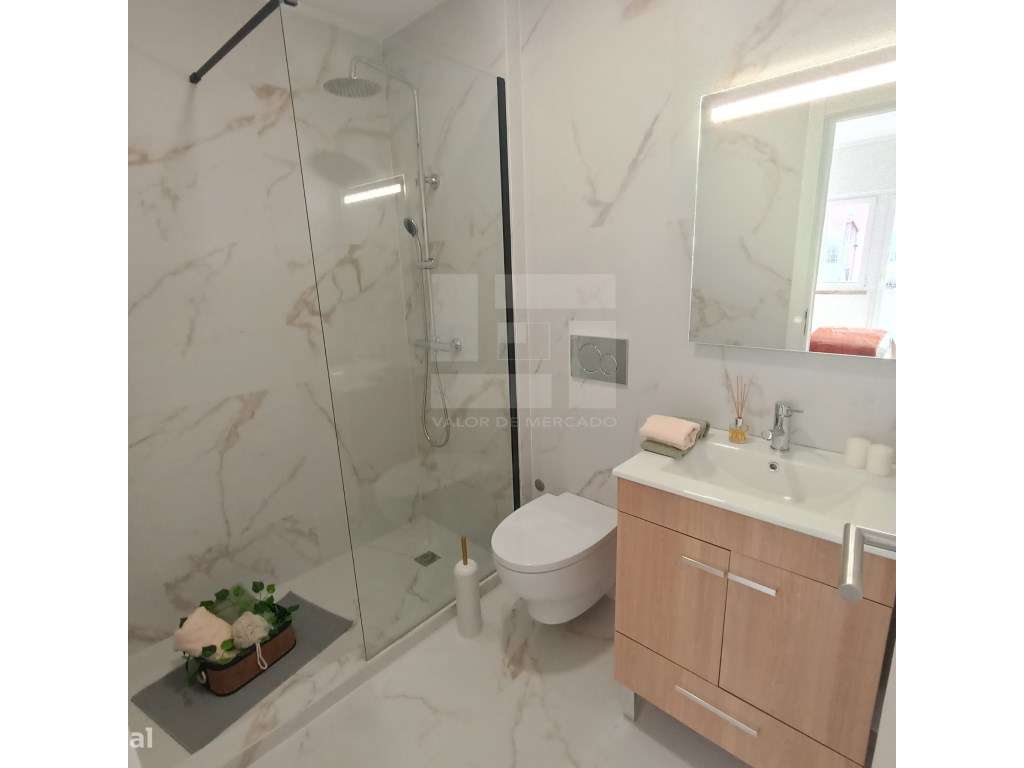 Apartamento t3 à venda na Rua João Ortigão Ramos,-21