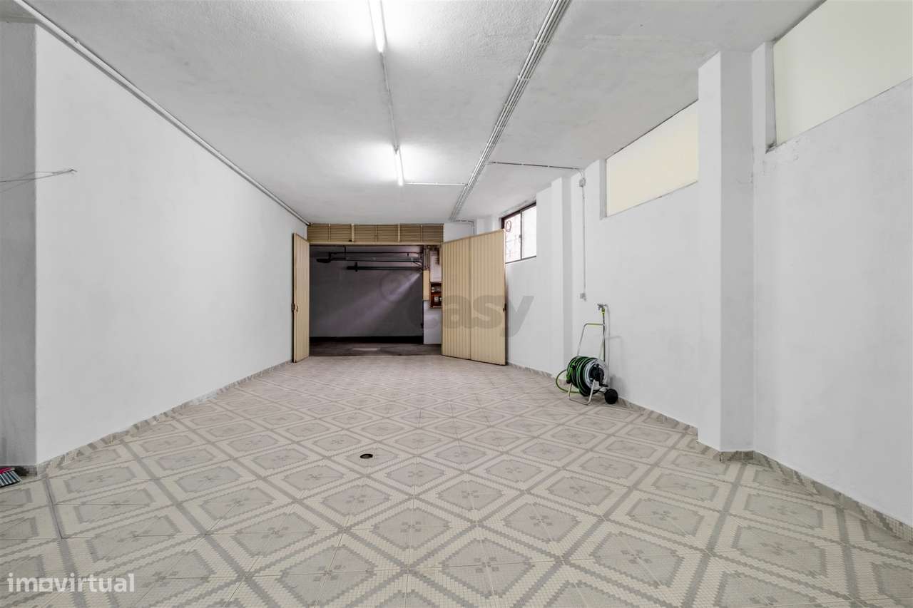 Armazém/Estacionamento Fechado – 155 m² – Tapada das Mercês-12