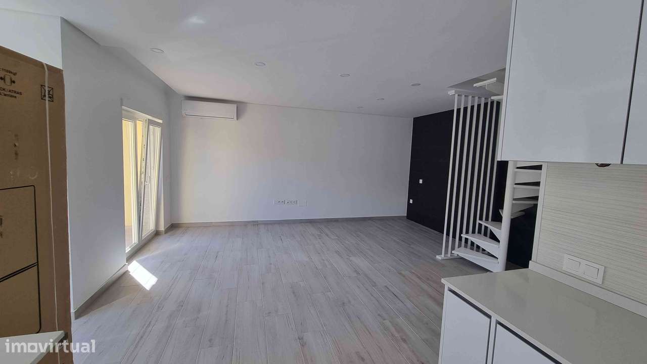 Apartamento T2+2 Duplex Semi-Novo com varandas e garagem - Grande imagem: 4/39