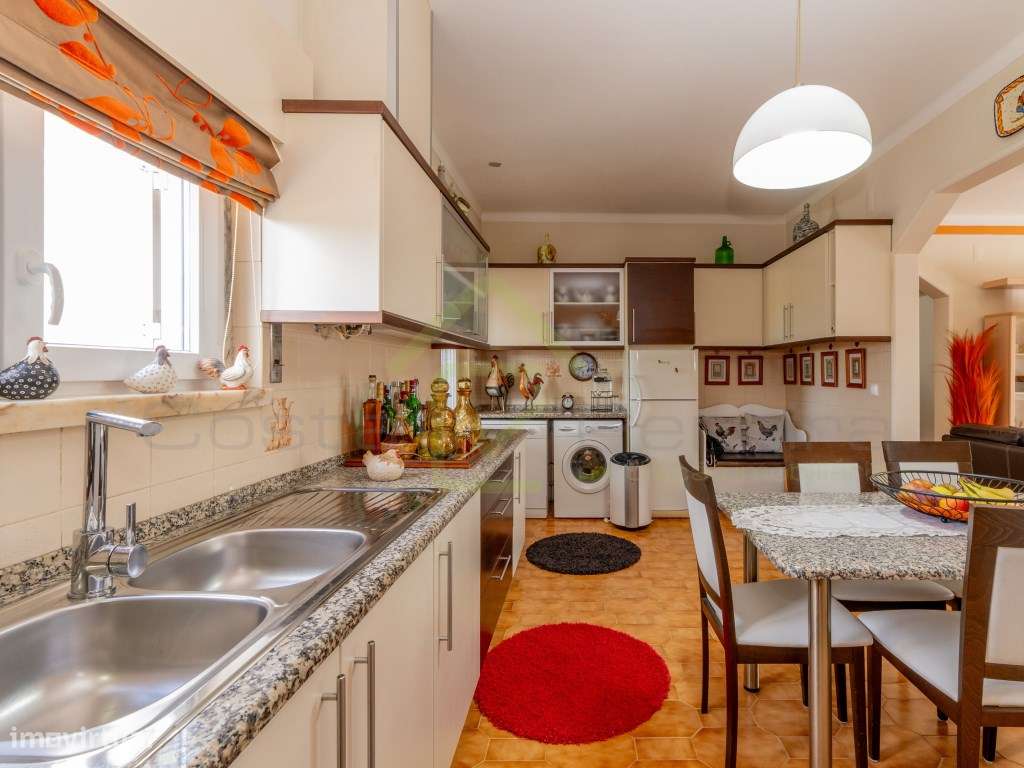 Moradia T4 a minutos dos acessos da A8 e perto das praias de região-11