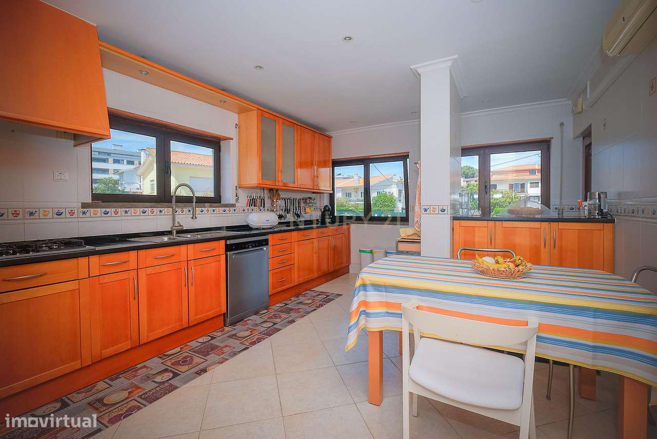 Moradia T5 em Carcavelos — Espaço, Conforto e Localização Privilegiada-9